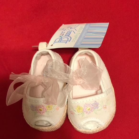 NWT baby shoes. Size 6wks-3 mo - Picture 1 of 6